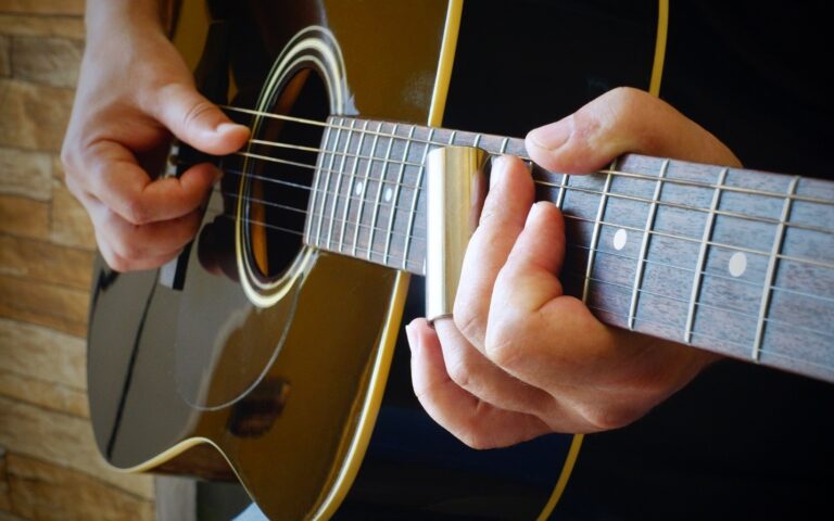 Why learning how to play the guitar is the best thing to do this summer?